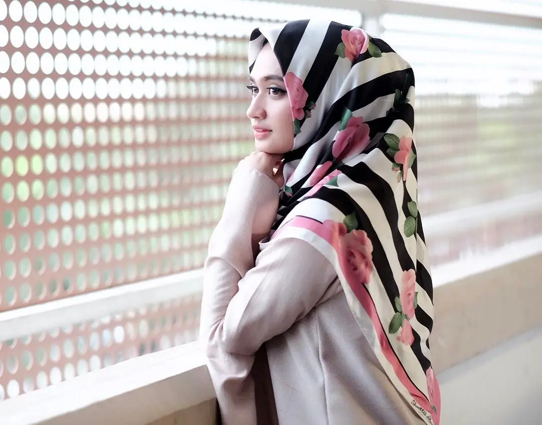 Pakai hijab motif ramai supaya penampilan makin cantik dan fresh. (sumber foto: @shellaalaztha/instagram)