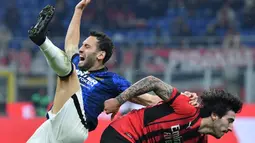 Pada menit kedelapan, wasit menunjuk titik putih dan memberikan hadiah penalti kepada Inter Milan usai Hakan Calhanoglu dilanggar oleh pemain AC Milan. (AFP/Tiziana Fabi)