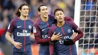 Neymar dan Angel Di Maria merayakan gol yang dicetak ke gawang Strasbourg dalam laga lanjutan Ligue 1 2017-2018 di Parc des Princes, Sabtu (17/2/2018) atau Minggu (18/2/2018) dini hari WIB. (AP Photo/Francois Mori)