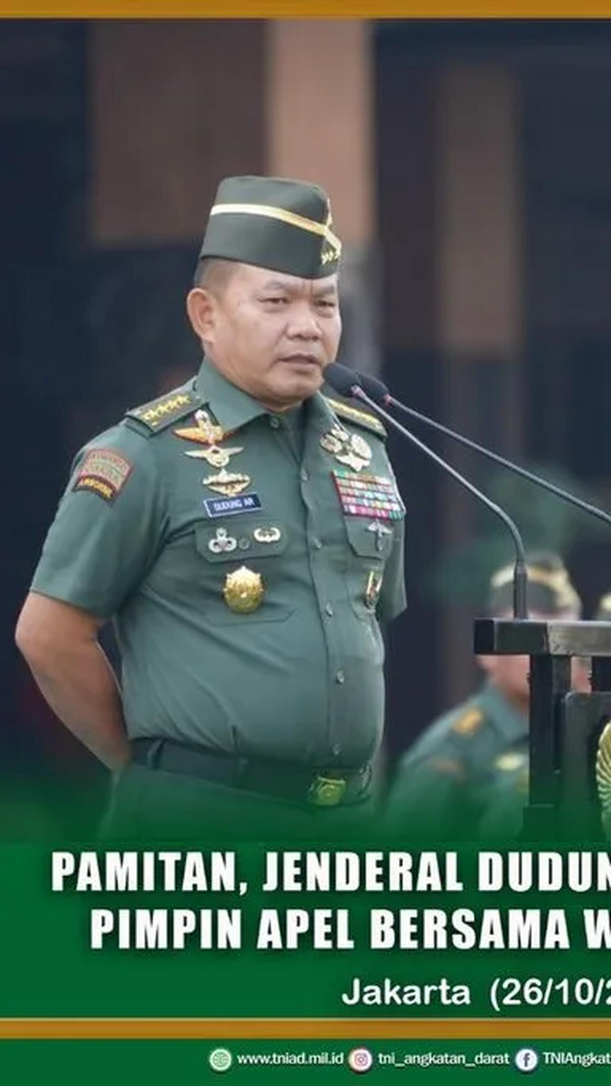 Sebelumnya, Dudung telah berpamitan ke keluarga Mabes TNI AD dengan memimpin apel bersama di lapangan Mabesad, Jakarta Pusat, Kamis (26/10) lalu.<br>