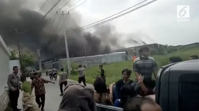 Kebakaran hebat disertai ledakan di gudang petasan di Kosambi, Tangerang, Banten (26/10), menimbulkan kepanikan bagi warga di sekitarnya.