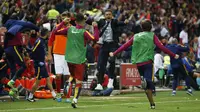 Pelatih Barcelona, Luis Enrique Martinez (tengah) menunjukkan sisi gembira pada pertandingan Copa Del Rey, di Stadion Vicente Calderon (22/5/2016). Barcelona akan menjalani laga pramusim di ranah Inggris.  (Reuters/Juan Medina)