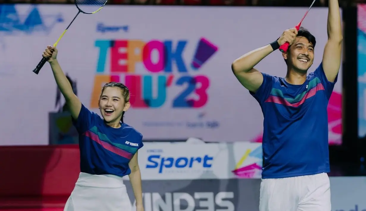 Sementara Arya Saloka tampil gagah dengan kumis khas bapak-bapak [@zivamagnolya]