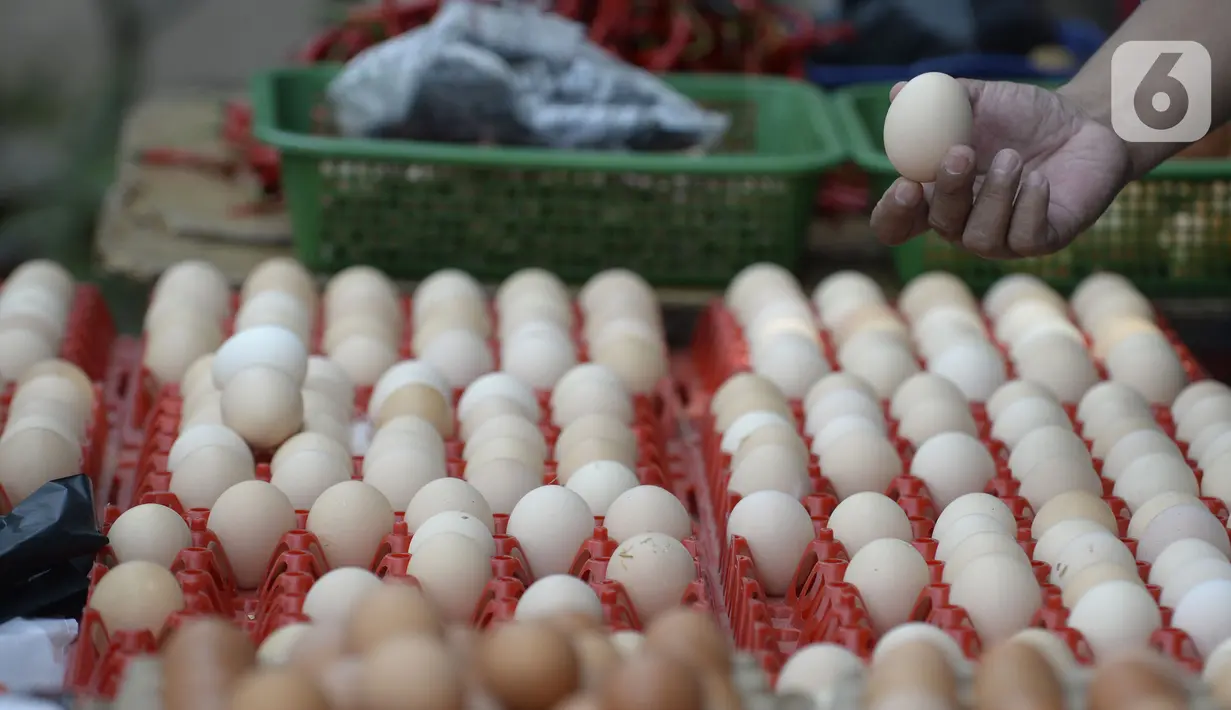 Telur dijual di pinggir jalan kasawan Perumahan Nusa Indah, Tangerang Selatan, Banten, Jumat (22/5/2020). Jelang Lebaran, harga telur eceran terpantau masih normal. (merdeka.com/Dwi Narwoko)