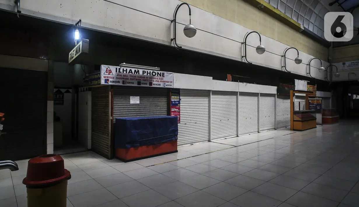 Suasana deretan kios yang tutup di salah satu pusat perbelanjaan di Jakarta, Minggu (8/8/2021). Pemerintah akan memberikan insentif berupa pembebasan Pajak Pertambahan Nilai (PPN) atas jasa sewa kios, gerai, dan toko di pusat perbelanjaan selama Juni-Agustus 2021. (Liputan6.com/Johan Tallo)