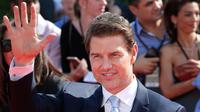 Aktor ganteng, Tom Cruise berpose setibanya di World premiere film terbarunya, Mission: Impossible Fallout di Paris, Kamis (12/7). Mission: Impossible 6 tersebut merupakan sekuel salah satu film yang paling dinantikan tahun ini. (AP/Thibault Camus)