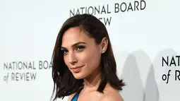 Aktris Gal Gadot berpose menggenakan gaun berwarna biru saat tiba menghadiri acara "National Board of Review Awards" di New York, Amerika Serikat, (9/1). (AFP Photo/Angela Weiss)