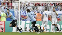 Striker timnas Uruguay, Luis Suarez (kiri), merayakan gol ke gawang Rusia pada laga Grup A Piala Dunia 2018 di Cosmos Arena, Senin (25/6/2018). (AP Photo/Gregorio Borgia)