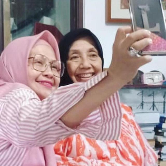 6 Potret Kenangan Artis Tanah Air dengan Nani Wijaya, Merasa Sangat Kehilangan