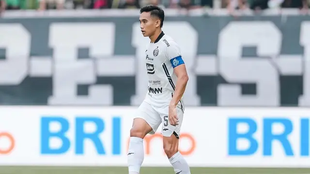 Rizky Ridho ketika membela Persija Jakarta melawan Persebaya Surabaya.