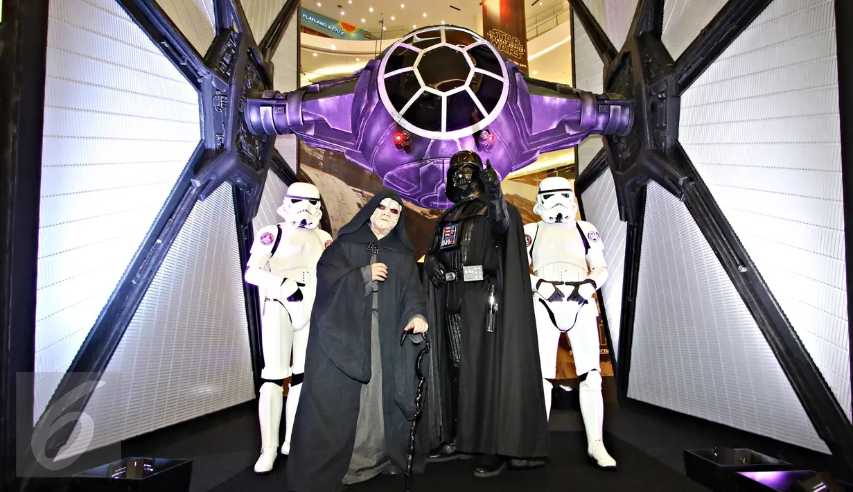 Orang berkostum karakter Star Wars berpose didepan replika pesawat di wahana dunia petualangan intergalaksi 'Star Wars: The Force Awekens', Senayan City,  Jakarta, (7/12). Wahana berlangsung hingga 10 Januari 2016. (Liputan6.com/Immanuel Antonius)
