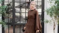 Jadi cewek bumi, Dara kini mengenakan ruffle dress warna coklat yang dipadukan dengan hijab bermotif nuansa warna peach. (Instagram/ daraarafah).