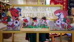 Marchandise yang dijual di SKG Siola tersebut merupakan produk dari 22 Usaha Kecil dan Menengah (UKM) di Kota Pahlawan. (Bola.com/Bagaskara Lazuardi)