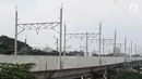 Penampakan proyek pembangunan jalur dwiganda atau double-double track (DDT) di Jakarta, Jumat (12/4). Proyek pembangunan DDT ditargetkan rampung pada tahun 2021. (Liputan6.com/Herman Zakharia)