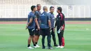 Pelatih Garuda Muda, Indra Sjafri, bersama para asistennya saat latihan perdana di Stadion Madya, Jakarta Pusat, pada Jumat (3/10/2025) sore WIB. (Bola.com/M Iqbal Ichsan)