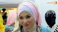 Arzeti Bilbina Acungi Jempol untuk Aura Diva