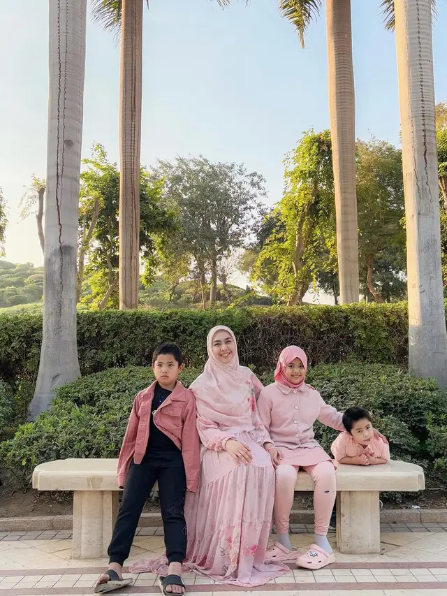 Kompak Berbusana Warna Pink, 5 Potret Oki Setiana Dewi Ajak Anak-Anak Main di Taman Kota Kairo  (credit: instagram/okisetianadewi).