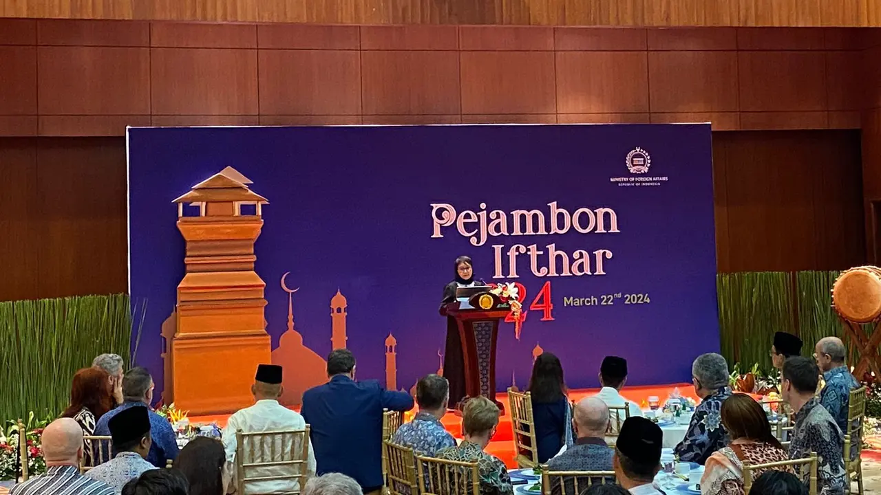 Menteri Luar Negeri RI Retno Marsudi menyinggung soal penderitaan warga Palestina saat menyelenggarakan Buka Puasa Bersama dengan para Duta Besar negara sahabat (Liputan6.com/Teddy Tri Setio Berty).