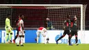 Pemain Liverpool, Mohamed Salah dan Sadio Mane, merayakan gol ke gawang Ajax Amsterdam pada laga Liga Champions di Stadion Johan Cruyff, Kamis (22/10/2020). Liverpool menang dengan skor 1-0. (AP/Peter Dejong)