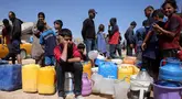 Warga Palestina berusaha mengambil air di sebuah kamp untuk para pengungsi di Kota Gaza, pada tanggal 20 Mei 2025, di tengah perang yang sedang berlangsung antara Israel dan gerakan militan Palestina, Hamas. (Bashar Taleb/AFP)