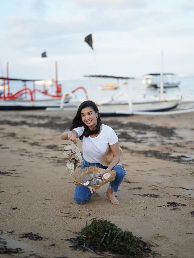 Potret Raline Shah Lakukan Bersih Pantai. (Sumber: Instagram/ralineshah)