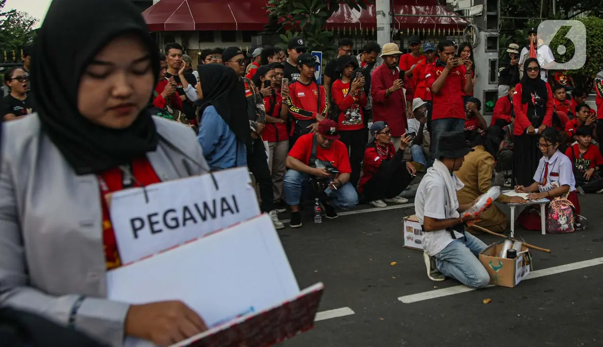 Selain itu, pengunjuk rasa juga mendesak mencabut Undang-Undang Omnibuslaw UU Nomor 6 Tahun 2023 tentang Cipta Kerja. (Liputan6.com/Angga Yuniar)