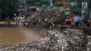 Alat berat (becko) beroperasi mengangkut sampah yang menumpuk di Pintu Air Manggarai, Jakarta, Rabu (24/4). Tingginya curah hujan di Bogor membuat sampah yang berasal kebanyakan dari sampah rumah tangga ini terbawa arus sungai menumpuk di Pintu Air Manggarai. (Liputan6.com/Johan Tallo)