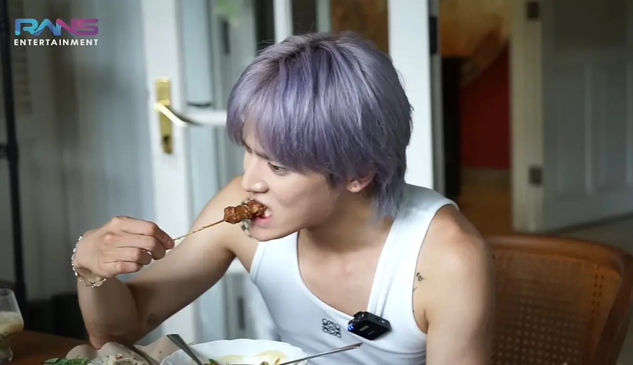 Istri Raffi Ahmad itu juga meminta Taeyong mencicipi sate ayam. Dia bercerita bahwa sebelumnya dia pernah makan sate padang bersama Jerome Polin. (Foto: YouTube/ Rans Entertainment)
