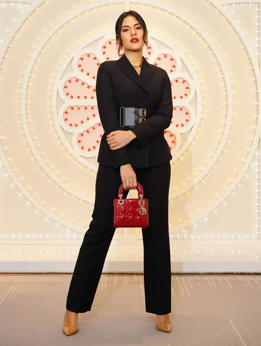 <p>Masih dengan blazer, kamu juga dapat memadukannya dengan celana panjang. Tambahkan belt untuk detail menarik pada outfit. Penggunaan belt juga berguna untuk menunjukkan bentuk pinggulmu dan perut lebih ramping. [Instagram/raisa6690]</p>