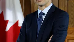 PM Kanada Justin Trudeau saat melakukan sesi wawancara di kantornya, Parliament Hill, Ontario , Kanada , 19 Mei 2016. Pemimpin kontroversial ini akan menjadi pemimpin negara pertama yang mengikuti pawai gay di Toronto Juli nanti. (REUTERS / Chris Wattie)