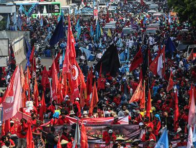 Massa buruh menggelar demonstrasi dan berkumpul di depan Gedung ILO, Kawasan Thamrin, Jakarta, Kamis (10/8/2023). (Liputan6.com/Johan Tallo)