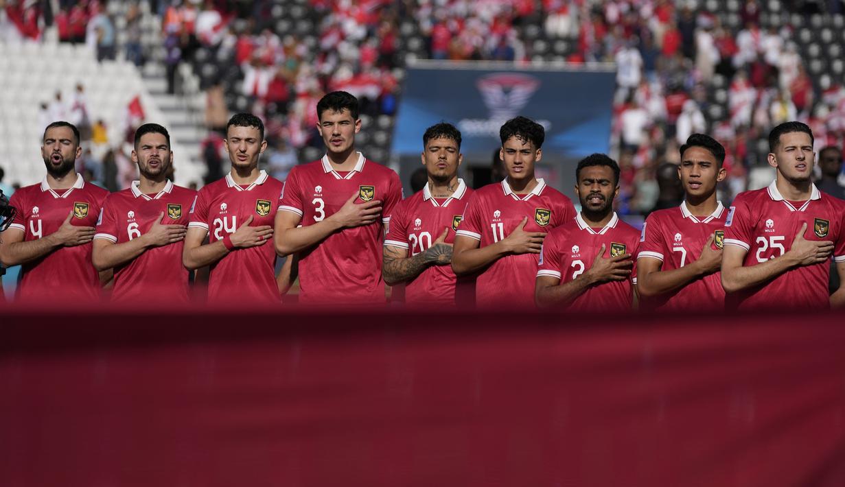 Sejumlah pemain Timnas Indonesia menyanyikan lagu kebangsaan Indonesia raya saat laga 16 besar Piala Asia 2023 melawan Australia yang berlangsung di assim bin Hamad Stadium, Doha, Qatar, Minggu (28/01/2024). (AP Photo/Aijaz Rahi)