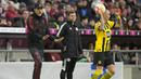 <p>Pelatih baru Bayern Munchen, Thomas Tuchel memberikan instrukis kepada pemainnya saat laga pekan ke-26 Liga Jerman 2022/2023 melawan Borussia Dortmund di Allianz Arena, Munchen, Jerman, Minggu (02/04/2023) WIB. Die Roten menang dengan skor 4-2.&nbsp;(AP Photo/Matthias Schrader)</p>