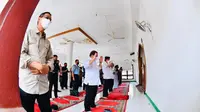 Presiden Joko Widodo atau Jokowi menunaikan salat Jumat di Masjid Babul   Jannah yang berlokasi di Desa Amakaka, Kecamatan Ile Ape, Kabupaten Lembata,   Nusa Tenggara Timur (NTT), Jumat (9/4/2021). (Foto: Biro Setpres)