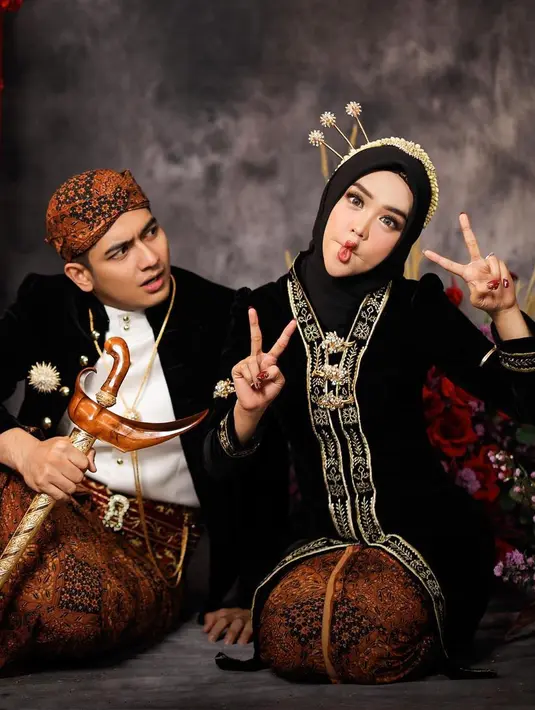 Begitu juga dengan Teuku Ryan yang mengenakan beskap hitam dengan dalaman putih, yang dipadu dengan kain batik jarit yang senada dengan blangkonnya. Ia juga menggenggam keris untuk memperkental nuansa budaya Jawa dari tampilannya. Foto: Instagram.