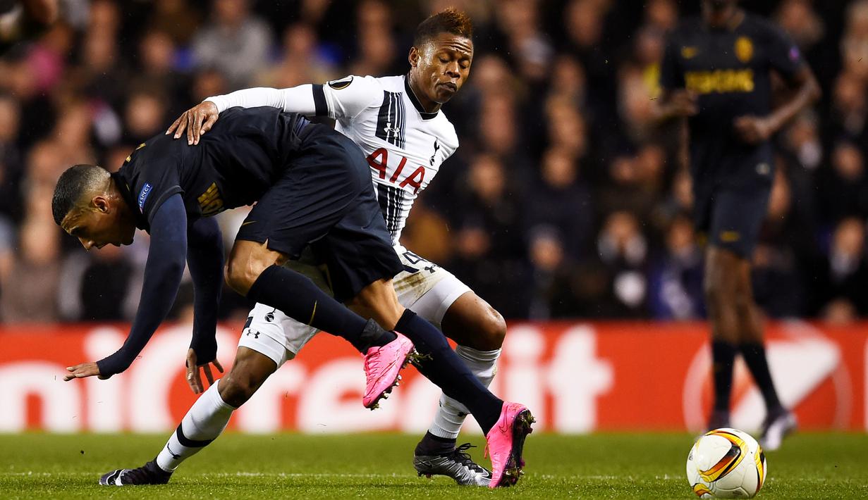 Pemain Spurs, Clinton Njie (kanan), berebut bola dengan pemain Monaco, Nabil Dirar, dalam laga Grup J Liga Europa yang berlangsung di Stadion White Hart Lane, London, Inggris, Kamis (10/12/2015). (Reuters/Dylan Martinez)