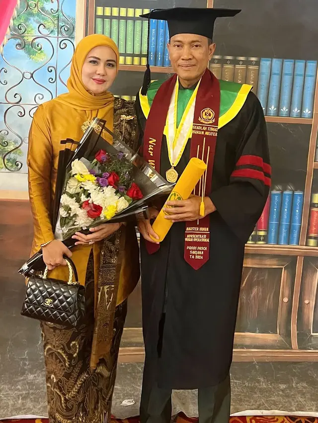 6 Potret Juliana Moechtar Dampingi Suami Wisuda S2 di Sekolah Tinggi Hukum Militer
