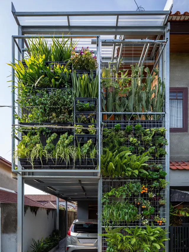 Inspirasi Carport Rumah di Gang Sempit dengan Baja Ringan