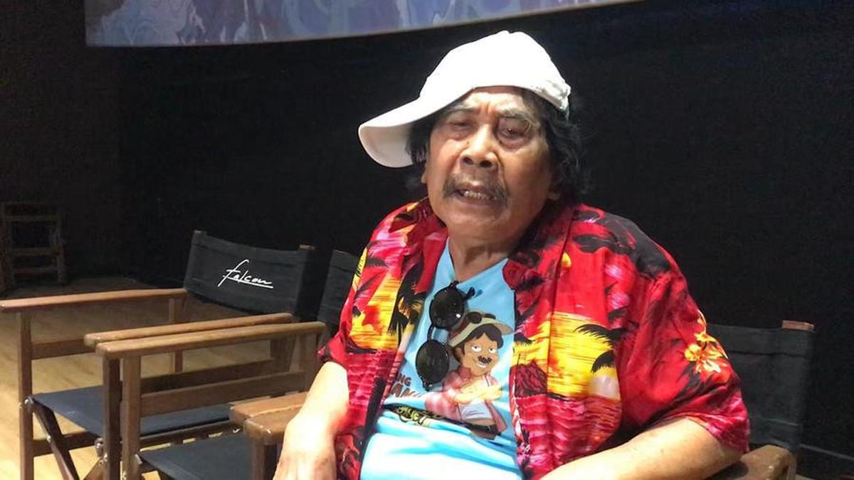 "(Jika senggang) corat-coret bikin lagu. Lagu apa aja. Bikinnya lama sampai beberapa jam. Lamanya itu mikirin nyambungin kata-kata gimane,"
