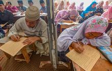 FOTO: Ramadan Menghidupkan Tradisi Kajian Kitab Kuning di Pesantren