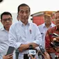 Jokowi saat kunjungan di Danau Toba.