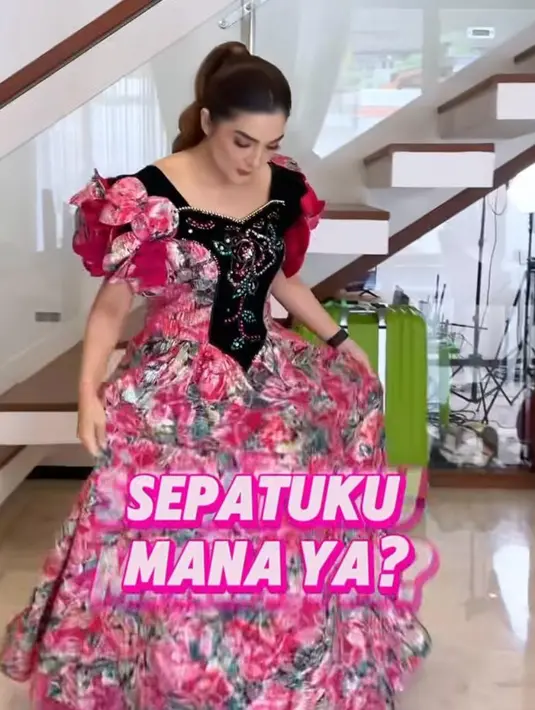 Dengan perpaduan gaun yang memukau, riasan romantis, dan tatanan rambut yang elegan, Ashanty sekali lagi membuktikan dirinya sebagai ikon fashion dan kecantikan.   [@ashanty_ash].
