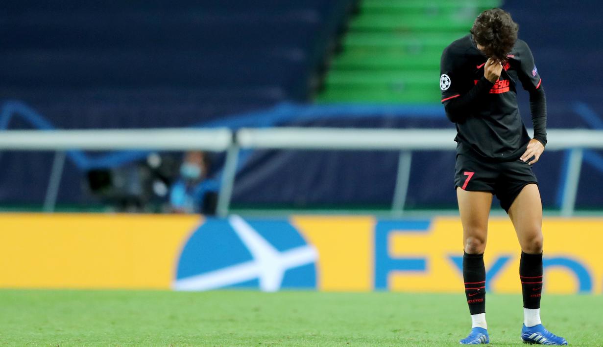 Pemain Atletico Madrid, Joao Felix, tertunduk lesu usai dikalahkan RB Leipzig pada perempat final Liga Champions 2019/2020 di Estadio Jose Alvalade, Jumat (14/8/2020) dini hari WIB. Atletico Madrid kalah 1-2 atas RB Leipzig. (AFP/Miguel A. Lopes/pool)