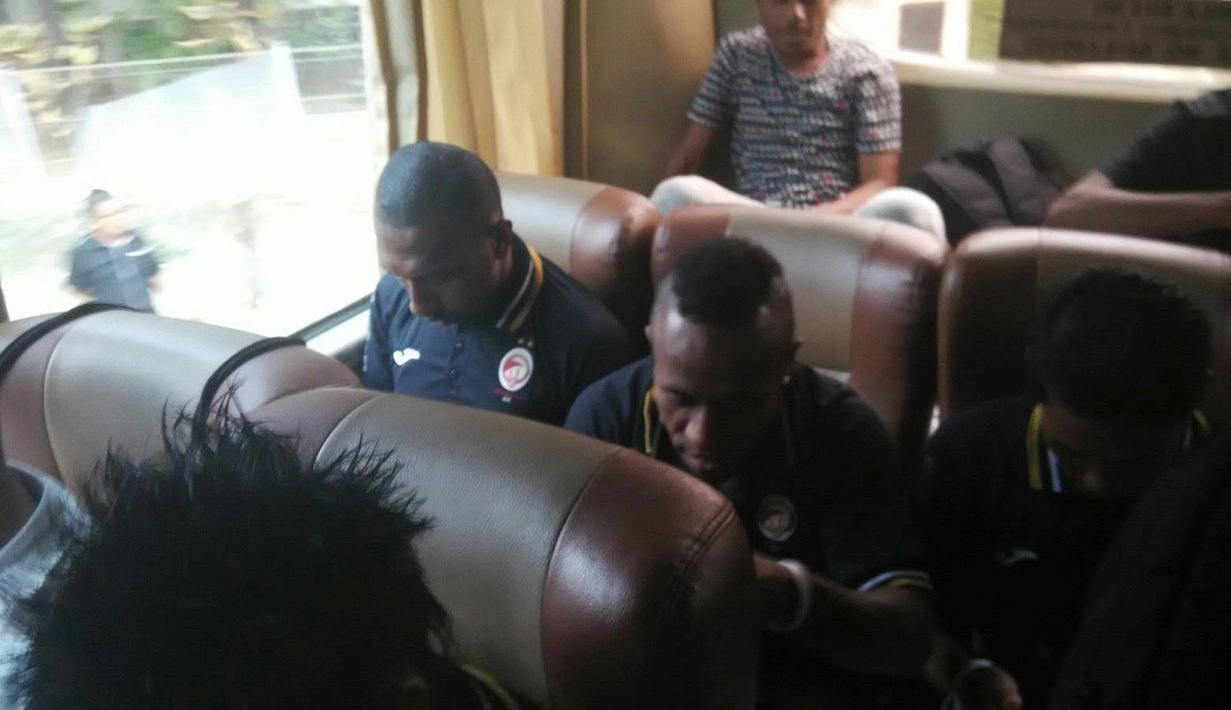 Pemain Sriwijaya FC relaks dengan gadget masing-masing saat perjalanan menuju Stadion Utama Gelora Bung Karno, Jakarta, Minggu (18/10/2015). (Bola.com/Nicklas Hanoatubun)