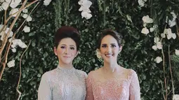 Potret kebahagian jelas terlihat pada raut wajah Tsamara saat difoto bersama ibundanya Nabila Zain Ba’abud. Dengan kenakan kebaya yang senada dengan ibundanya namun berbeda warna, Tsamara gunakan warna merah muda dan ibunya gunakan biru muda (Liputan6.com/IG/tsamaradki)