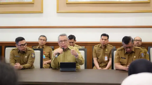 Wali Kota Tangerang Selatan atau Wali Kota Tangsel Benyamin Davnie