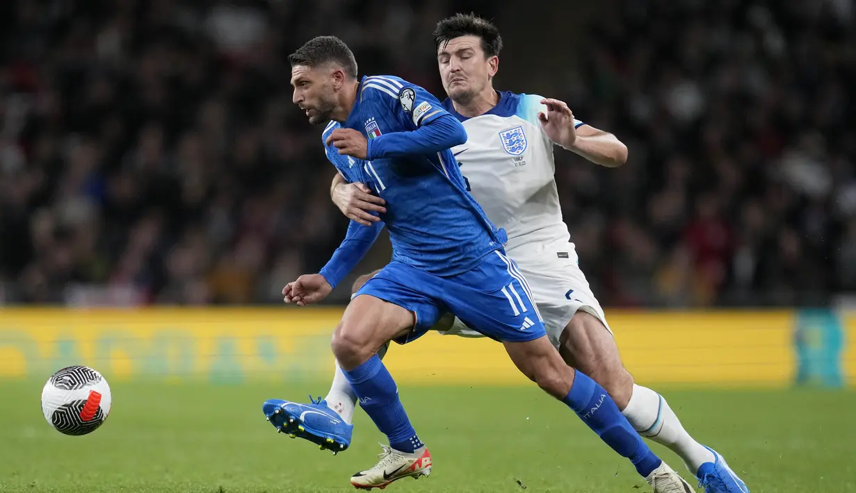 Pemain Timnas Inggris, Harry Maguire (kanan), menjaga pergerakan pemain Timnas Italia, Domenico Berardi dalam laga lanjutan Kualifikasi Euro 2024 yang digelar di Wembley, London pada Rabu (18/10/2023) dini hari WIB. (AP Photo/Kirsty Wigglesworth)