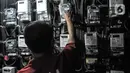 Warga saat mengisi token listrik di Rumah Susun Bendungan Hilir, Jakarta Pusat, Rabu (14/9/2022). Masyarakat sempat dihebohkan terkait kabar adanya penghapusan daya listrik pelanggan rumah tangga 450 volt ampere (VA). (merdeka.com/Iqbal Septian Nugroho)