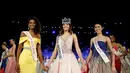 (Ki-ka) Republik Dominika Yaritza Miguelina Reyes Ramirez, Miss World 2016 dari Puerto Rico Stephanie Del Valle dan Miss Indonesia, Natasha Mannuela berfoto seusai ajang Miss World 2016 di Oxen Hill, Maryland, Minggu (18/12). (REUTERS/Joshua Roberts)