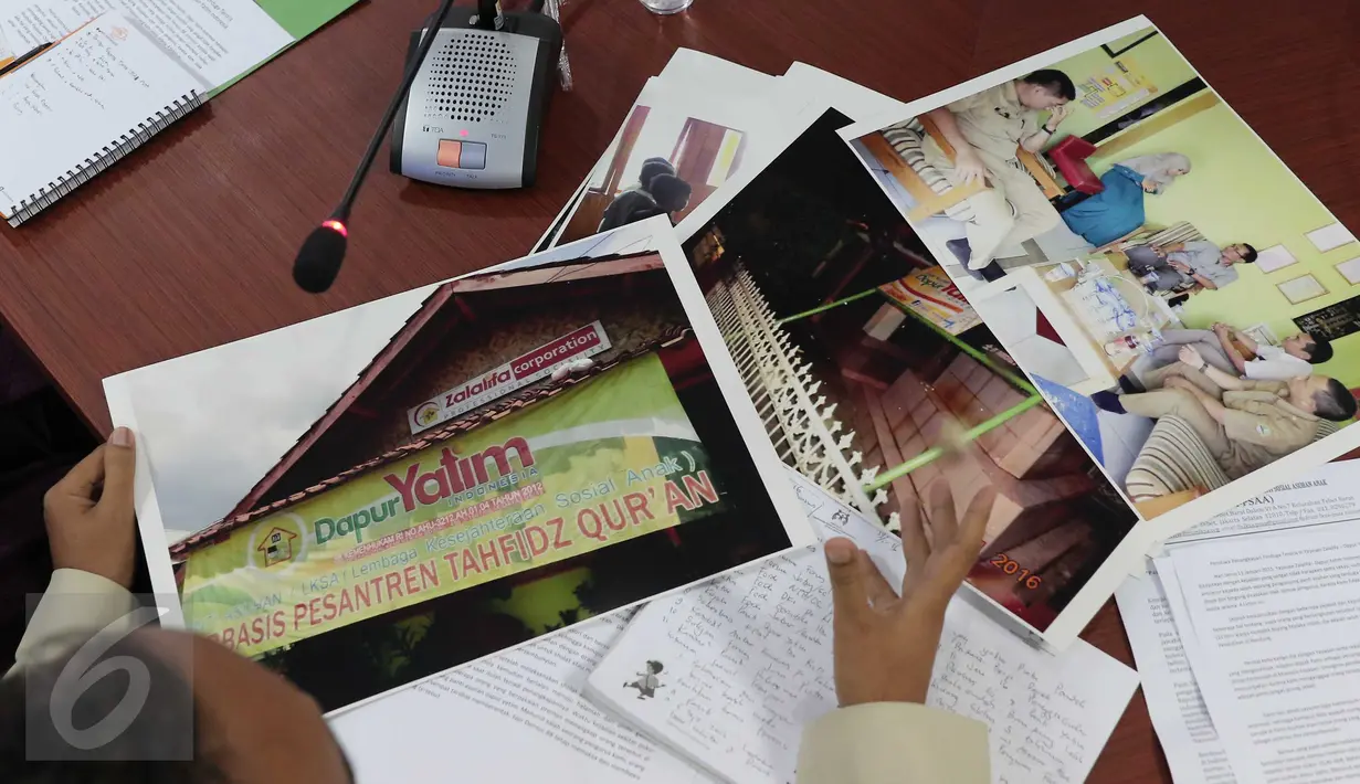Berkas dan foto yang dibawa saat konferensi pers menanggapi penggerebekan terduga teroris di Kantor KPAI, Jakarta, (19/1).Foto tersebut menunjukkan lokasi ditangkapnya terduga teroris U. (Liputan6.com/Angga Yuniar)